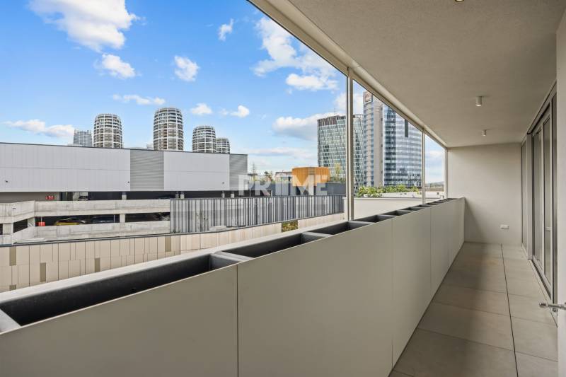 EXKLUZÍVNY MEZONETOVÝ 4i byt ( 103 m2 ), NADSTAVBA, KLÍMA, LOGGIA,NIVY - Balkón s výhľadom na moderné stavby v okolí ulice Páričkova, 4-izbový byt.