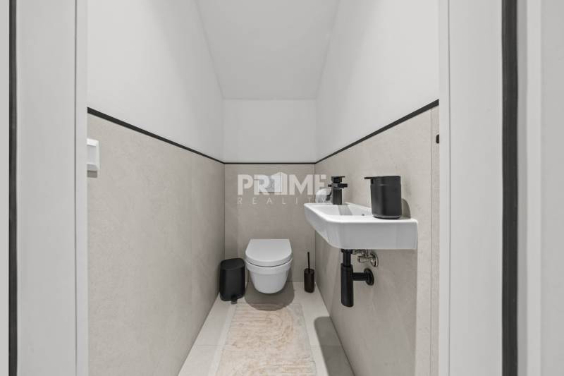 EXKLUZÍVNY MEZONETOVÝ 4i byt ( 103 m2 ), NADSTAVBA, KLÍMA, LOGGIA,NIVY - Na obrázku je toaleta s umývadlom, súčasť 4-izbového bytu na ulici Páričkova.
