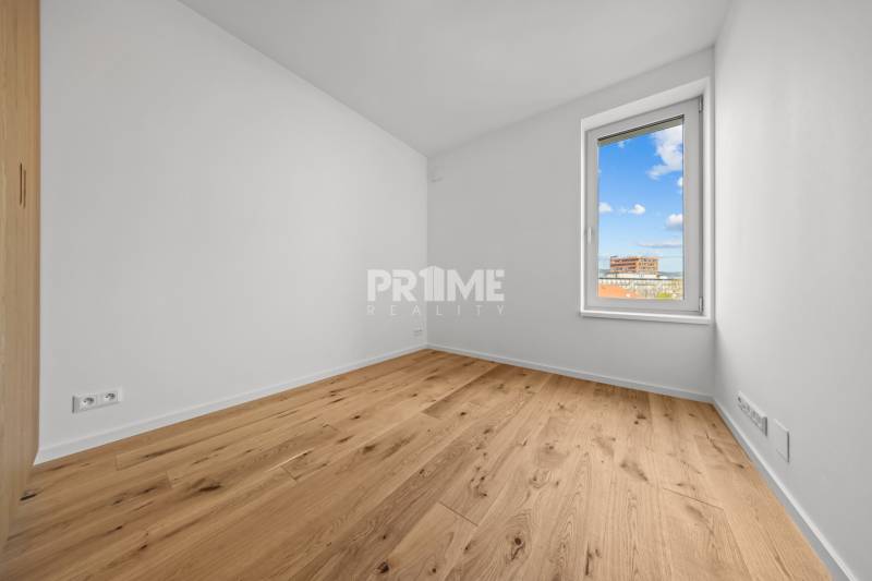 EXKLUZÍVNY MEZONETOVÝ 4i byt ( 103 m2 ), NADSTAVBA, KLÍMA, LOGGIA,NIVY - Izba s drevenou podlahou a oknom, pravdepodobne nachádzajúca sa v 4-izbovom byte na ulici Páričkova.