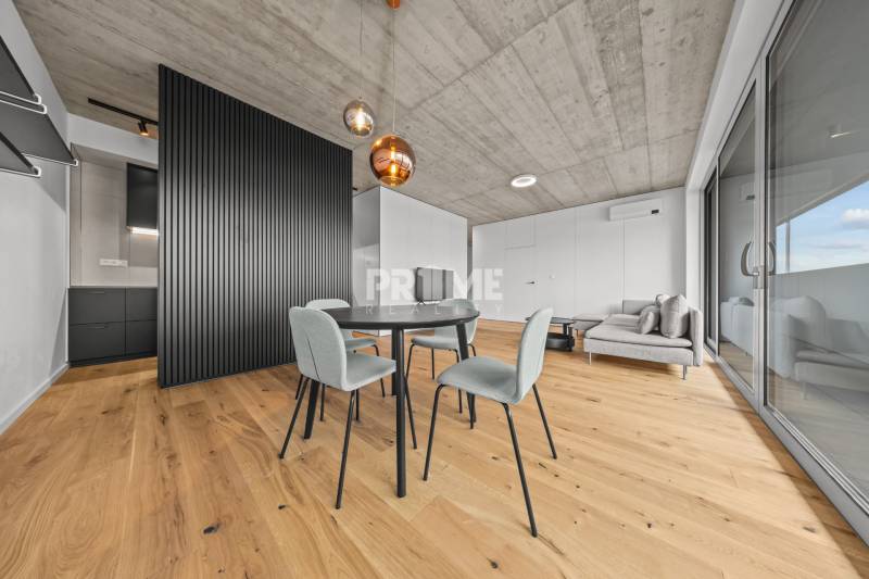 EXKLUZÍVNY MEZONETOVÝ 4i byt ( 103 m2 ), NADSTAVBA, KLÍMA, LOGGIA,NIVY - Interiér 4-izbového bytu s drevenou podlahou a presklenou stenou na ulici Páričkova.