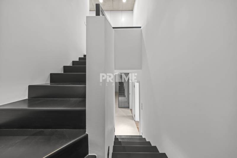 EXKLUZÍVNY MEZONETOVÝ 4i byt ( 103 m2 ), NADSTAVBA, KLÍMA, LOGGIA,NIVY - Čierno-biele schodisko vedie k otvorenej chodbe v priestrannom 4-izbovom byte.