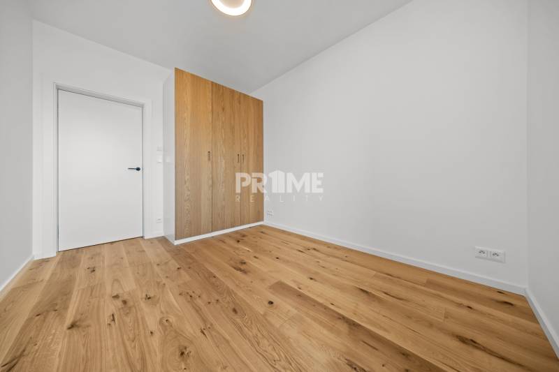 EXKLUZÍVNY MEZONETOVÝ 4i byt ( 103 m2 ), NADSTAVBA, KLÍMA, LOGGIA,NIVY - Izba s drevenou podlahou a šatníkom, vhodná pre 4-izbový byt na Páričkovej ulici.