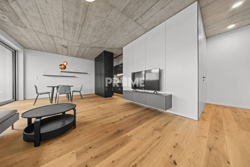 EXKLUZÍVNY MEZONETOVÝ 4i byt ( 103 m2 ), NADSTAVBA, KLÍMA, LOGGIA,NIVY - Štýlový interiér 4-izbového bytu na ulici Páričkova, s drevenou podlahou a televízorom.