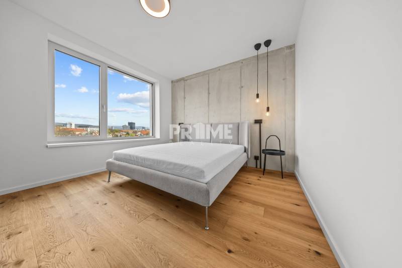 EXKLUZÍVNY MEZONETOVÝ 4i byt ( 103 m2 ), NADSTAVBA, KLÍMA, LOGGIA,NIVY - Svetlá spálňa s výhľadom, drevené podlahy, posteľ, nočný stolík, na ulici Páričkova.