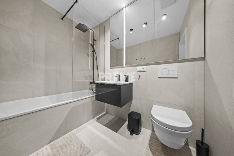 EXKLUZÍVNY MEZONETOVÝ 4i byt ( 103 m2 ), NADSTAVBA, KLÍMA, LOGGIA,NIVY - Kúpeľňa v 4-izbovom byte na ulici Páričkova s vaňou a závesným WC.