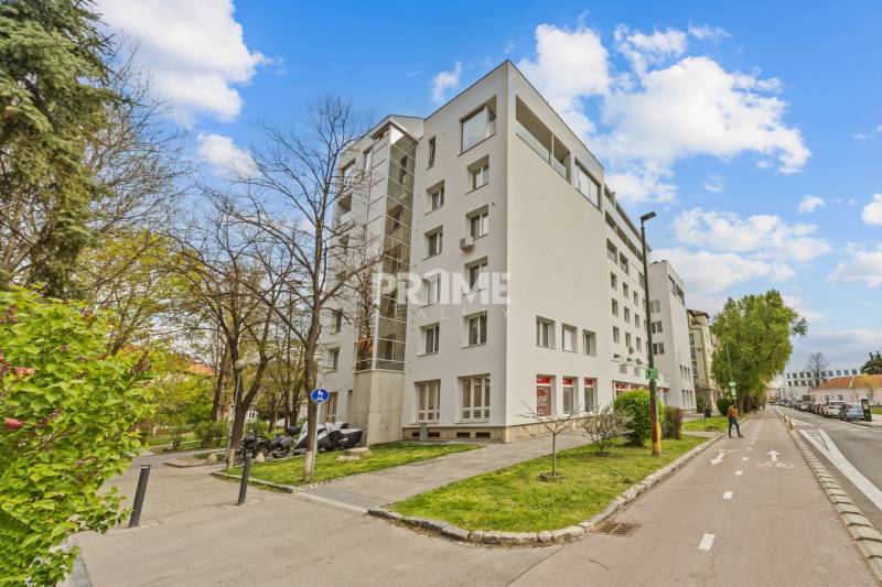 EXKLUZÍVNY MEZONETOVÝ 4i byt ( 103 m2 ), NADSTAVBA, KLÍMA, LOGGIA,NIVY - Bytový dom na ulici Páričkova, obklopený zeleňou, ponúka pohodlie pre 4-izbový byt.