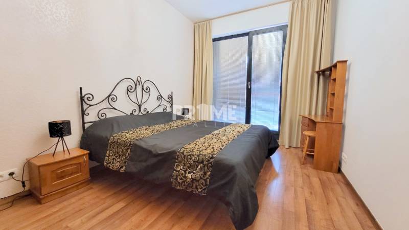 Pekný 2i byt, NOVOSTAVBA, LOGGIA, Viktoria, Košická ulica,Mlynské Nivy - Spálňa v 2-izbovom byte s elegantným kovovým rámom postele a dreveným nábytkom.