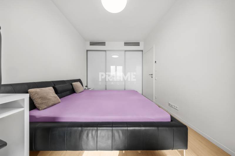 EXKLUZÍVNY 2i byt (16 p.),SKY PARK, KLÍMA, VÝHĽAD, PARKING, VEŽA I - Spálňa v 2-izbovom byte so širokou posteľou a vstavanou skriňou.