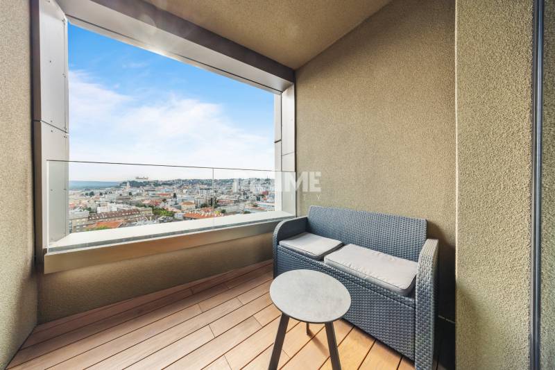 EXKLUZÍVNY 2i byt (16 p.),SKY PARK, KLÍMA, VÝHĽAD, PARKING, VEŽA I - Balkón s pohovkou a stolíkom, výhľad na Bratislavu z 2-izbového bytu na Čulenovej ulici.