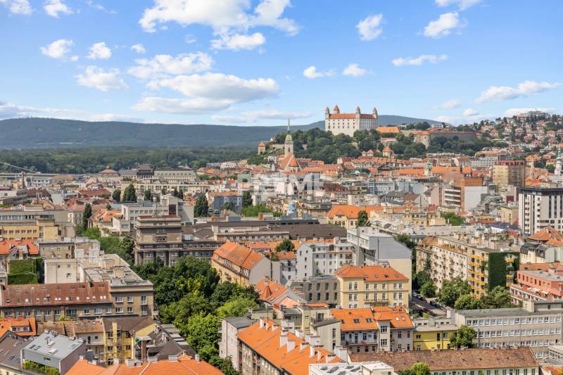 EXKLUZÍVNY 2i byt (16 p.),SKY PARK, KLÍMA, VÝHĽAD, PARKING, VEŽA I - Výhľad na Bratislavský hrad a mestskú panorámu v Bratislave - Starom Meste.