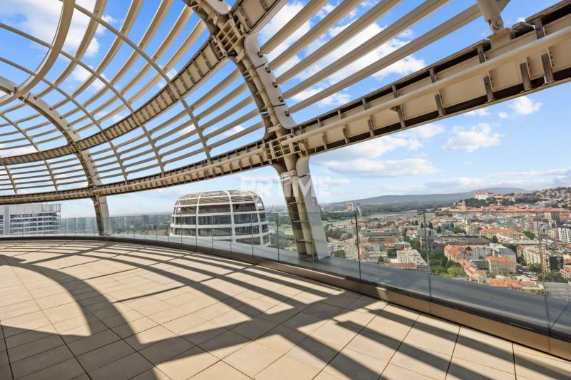EXKLUZÍVNY 2i byt (16 p.),SKY PARK, KLÍMA, VÝHĽAD, PARKING, VEŽA I - Výhľad z terasy nad Čulenovou ulicou v Bratislave, na panorámu Starého Mesta.
