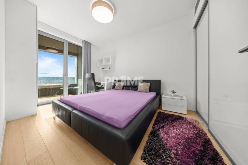 EXKLUZÍVNY 2i byt (16 p.),SKY PARK, KLÍMA, VÝHĽAD, PARKING, VEŽA I - Svetlá spálňa s veľkou posteľou a balkónom v 2-izbovom byte.
