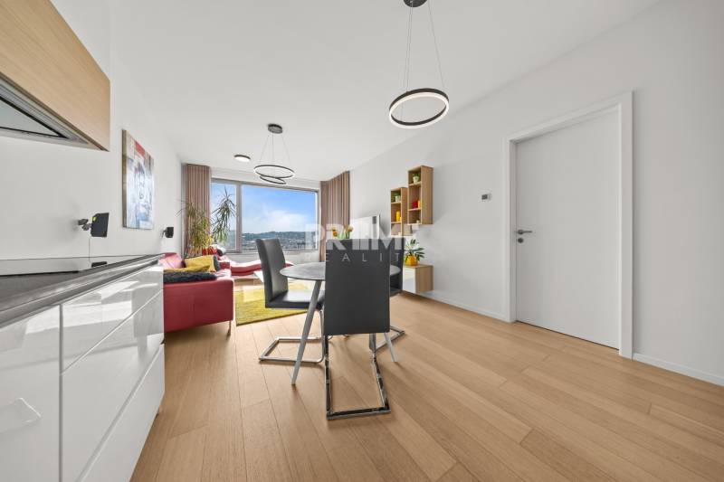EXKLUZÍVNY 2i byt (16 p.),SKY PARK, KLÍMA, VÝHĽAD, PARKING, VEŽA I - 2-izbový byt s moderným nábytkom, jedálenským stolom a výhľadom z veľkého okna.