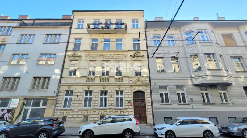 EXKLUZÍVNY 3i BYT (98 m2), 3 x NEPRIECHODNÁ IZBA, REKONŠTR., PALISÁDY - Budova v lokalite Bratislava - Staré Mesto na Palisádach so zaparkovanými autami pred fasádou.