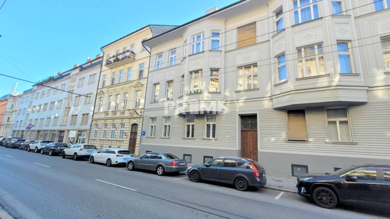 EXKLUZÍVNY 3i BYT (98 m2), 3 x NEPRIECHODNÁ IZBA, REKONŠTR., PALISÁDY - Ulica Palisády v Bratislave - Staré Mesto s radmi áut pred bytovými domami.