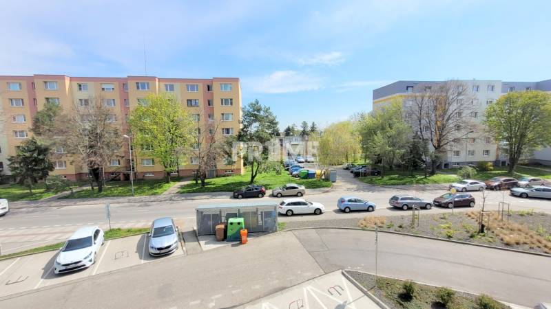EXKLUZÍVNE, MODERNÝ 2i byt, NOVOSTAVBA NUPPU, BALKÓN, Hraničná ulica - Ulica Hraničná, Bratislava - Ružinov, panelové bytovky, parkovisko, autá, stromy.