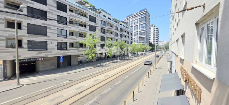 PRIESTRANNÝ 2i byt, BLUMENTÁL, LOGGIA, Wilsonova ulica, Staré Mesto - Ulica v Bratislave - Starom Meste, Wilsonovej, s modernými bytovými domami a električkovou traťou.