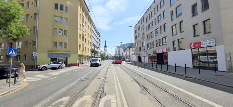 PRIESTRANNÝ 2i byt, BLUMENTÁL, LOGGIA, Wilsonova ulica, Staré Mesto - Ulica Wilsonova v Bratislave - Starom Meste s električkou a okolitými budovami.