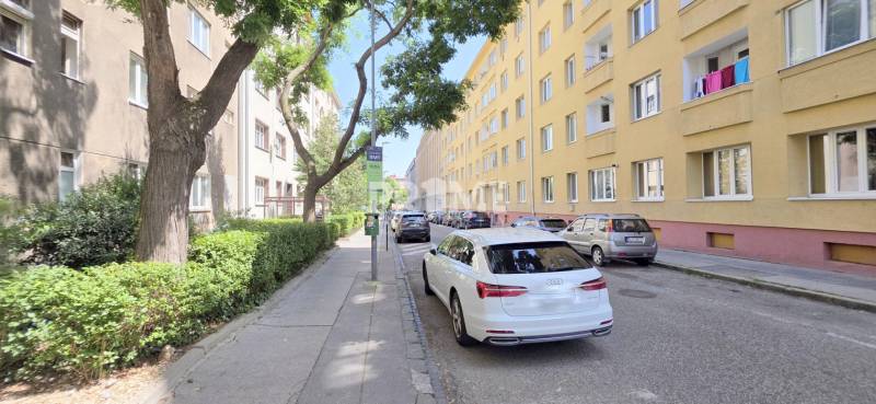 PRIESTRANNÝ 2i byt, BLUMENTÁL, LOGGIA, Wilsonova ulica, Staré Mesto - Ulica Wilsonova v Bratislave - Staré Mesto s parkovanými autami a obytnými domami.
