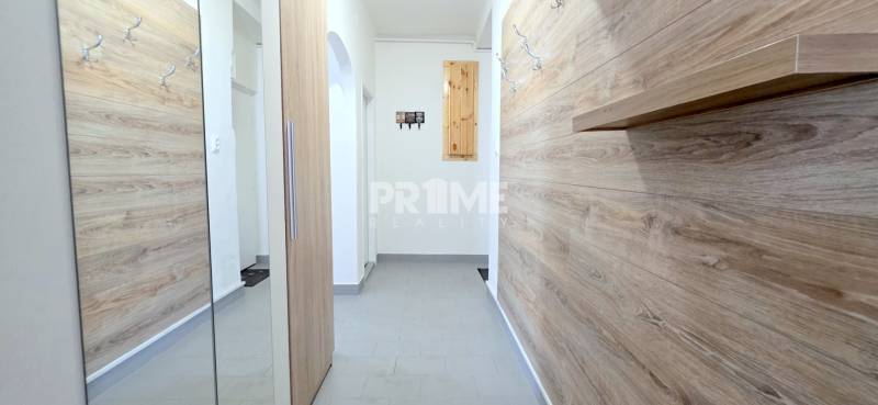 PRIESTRANNÝ 2i byt, BLUMENTÁL, LOGGIA, Wilsonova ulica, Staré Mesto - Vstupná chodba so šatníkovou skriňou a úložným priestorom v 2-izbovom byte.