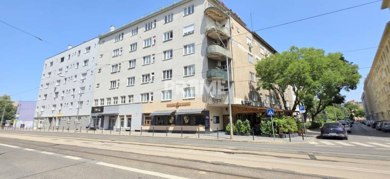 PRIESTRANNÝ 2i byt, BLUMENTÁL, LOGGIA, Wilsonova ulica, Staré Mesto - Budova a stromy na Wilsonovej ulici v Bratislave - Starom Meste.