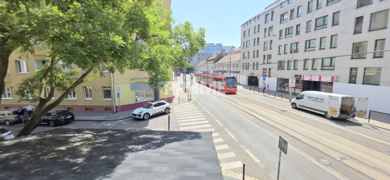 PRIESTRANNÝ 2i byt, BLUMENTÁL, LOGGIA, Wilsonova ulica, Staré Mesto - Ulica s električkou a autami v Bratislava - Staré Mesto, Wilsonova.