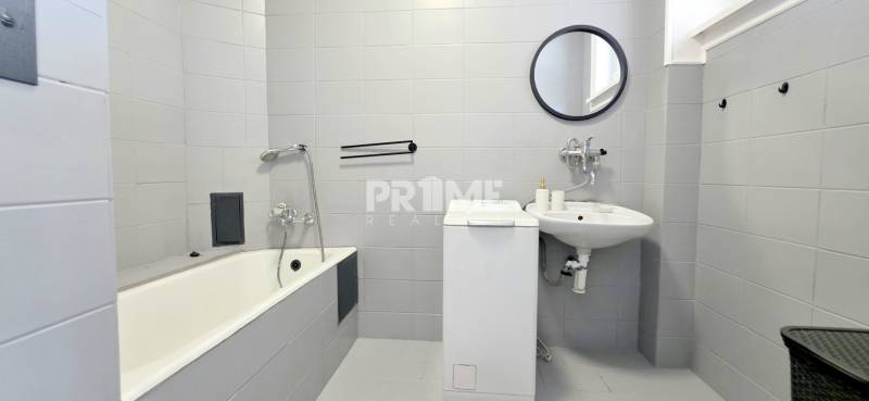 PRIESTRANNÝ 2i byt, BLUMENTÁL, LOGGIA, Wilsonova ulica, Staré Mesto - Kúpeľňa v 2-izbovom byte so sprchou, práčkou a okrúhlym zrkadlom.