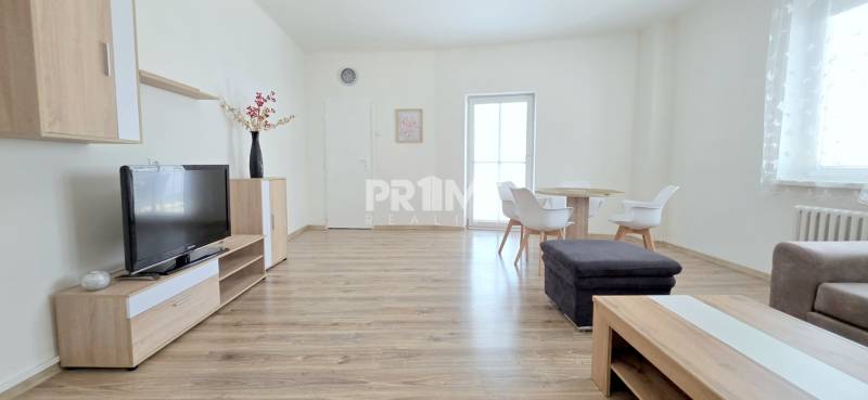 PRIESTRANNÝ 2i byt, BLUMENTÁL, LOGGIA, Wilsonova ulica, Staré Mesto - Svetlá obývačka v 2-izbovom byte s dreveným nábytkom a jedálenským stolom.