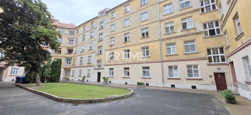 Pekný 2i byt, REKONŠTRUKCIA, Vajanského nábrežie, Staré Mesto - Nádvorie historickej budovy s trávnikom a stromami na Vajanského nábreží, Bratislava - Staré Mesto.