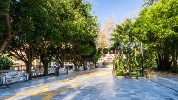 NA PREDAJ - BYT, APARTMAN, VILLA v MARBELLA - Široká pešia zóna lemovaná stromami a zeleňou, ideálna na oddych a relax.