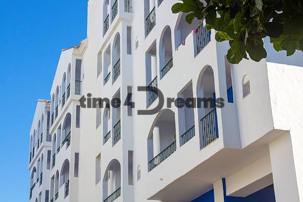 NA PREDAJ - BYT, APARTMAN, VILLA v MARBELLA - Biely obytný komplex s arkádovými oknami na predaj, ideálny a 2-izbový byt.