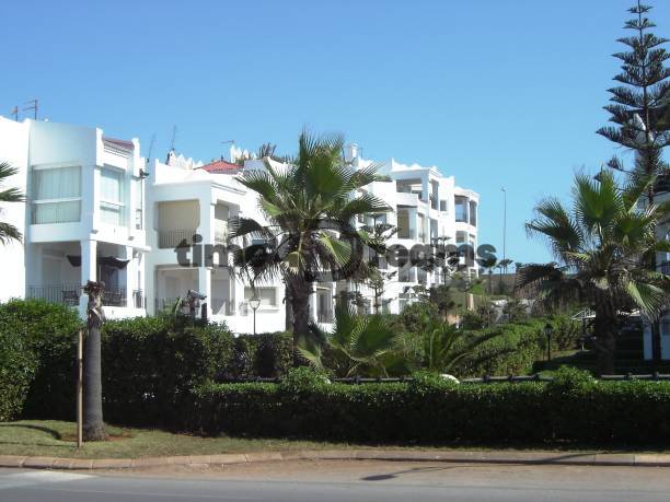 NA PREDAJ - BYT, APARTMAN, VILLA v MARBELLA - Biely bytový komplex obklopený palmami a zeleňou, ideálny na bývanie pre 2-izbový byt.