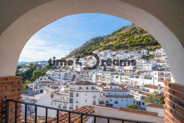 NA PREDAJ - BYT, APARTMAN, VILLA v MARBELLA - Pohľad z balkóna na malebné biele domy v kopcoch ponúka 2-izbový byt.