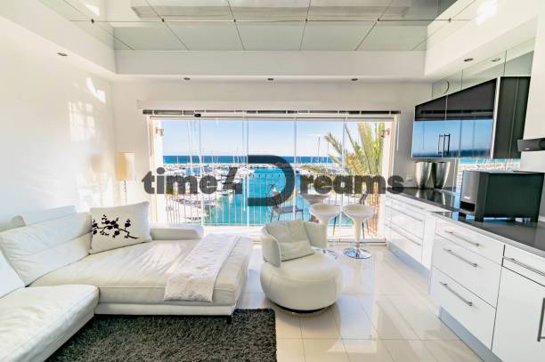NA PREDAJ - BYT, APARTMAN, VILLA v MARBELLA - Svetlý obývací priestor s výhľadom na more, vhodný pre 2-izbový byt.