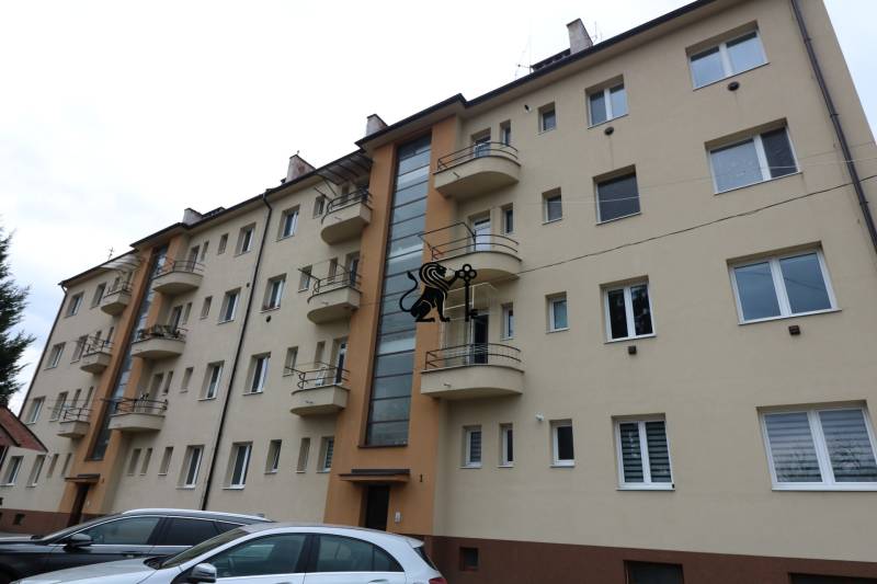 Priestranný 3-izbový byt v blízkosti centra Vrútok - Bytový dom na ulici Kafendova s parkovaním, ideálny pre 3-izbový byt, Bratislava.