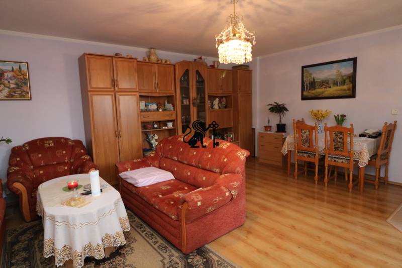 ZNÍŽENÁ cena - viacgeneračný  rodinný dom v Borinke  - Obývacia izba s oranžovým nábytkom, lustrom a dekoráciami, na ulici Borinka. Rodinný dom.
