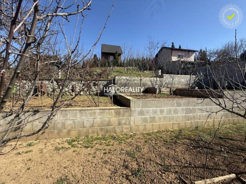 Predaj, záhradná chata Brodzany, pozemok 700 m2 - EX... - Záhrady s dreveným altánkom, stromami a terénnymi úpravami; ideálne pre relax a pestovanie.