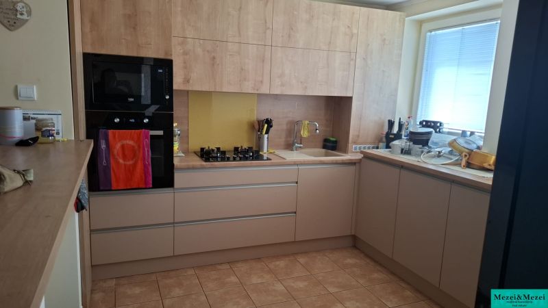 Priestranný 3-izbový byt so záhradou, garážou a krbom – 90 m²
