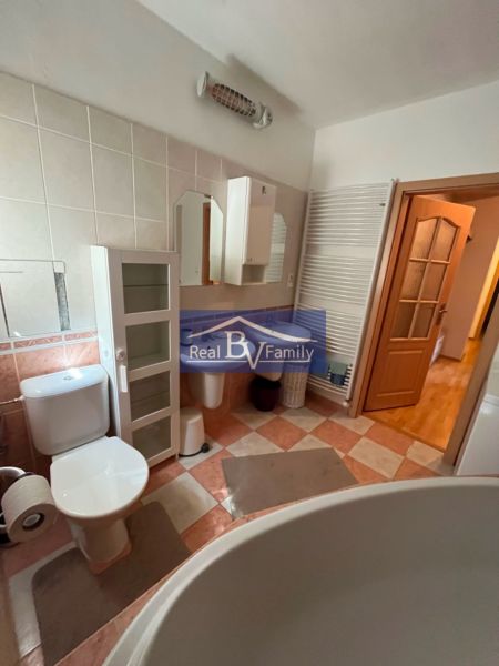 PREDAJ, ZÁHRADNÍCKA, RUŽINOV - 2 IZBOVÝ BYT - Kúpeľňa v 2-izbovom byte s vaňou, toaletou a úložným priestorom.