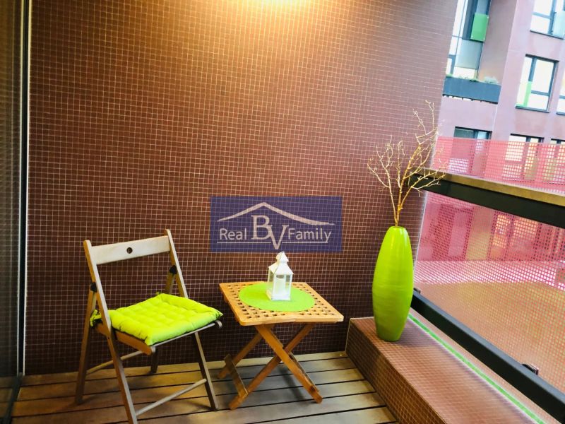 PRENAJATÉ - PRENÁJOM, KOŠICKÁ, RUŽINOV - 2 IZBOVÝ BYT - Balkón 2-izbového bytu s posedením, zeleným vankúšom a dekoratívnou vázičkou.