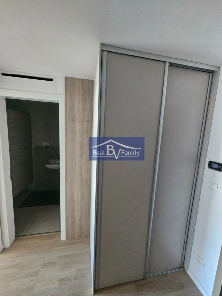 PRENAJATÉ - PRENÁJOM, BOTTOVA, STARÉ MESTO - 2 IZBOVÝ BYT - V 2-izbovom byte je skriňa s posuvnými dverami a podlaha s dreveným dekorom.