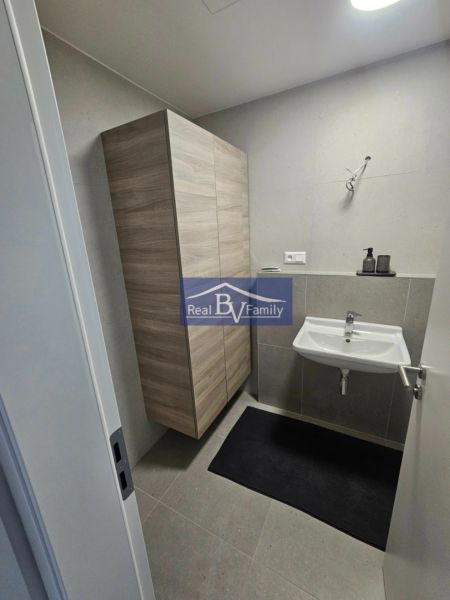 PRENAJATÉ - PRENÁJOM, BOTTOVA, STARÉ MESTO - 2 IZBOVÝ BYT - Kúpeľňa v 2-izbovom byte s umývadlom, skrinkou a čiernym koberčekom.