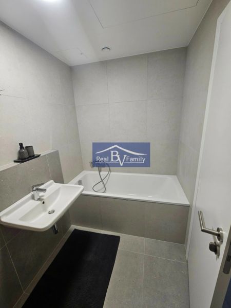 PRENAJATÉ - PRENÁJOM, BOTTOVA, STARÉ MESTO - 2 IZBOVÝ BYT - Kúpeľňa v 2-izbovom byte s vaňou a umývadlom, svetlá dlažba.