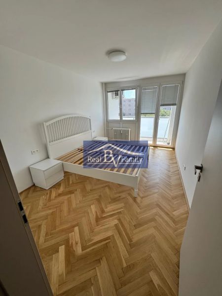 PRENAJATÉ - PRENÁJOM, ŠALVIOVÁ, RUŽINOV - 3 IZBOVÝ BYT - Svetlá spálňa v 3-izbovom byte s podlahou s dreveným dekorom.