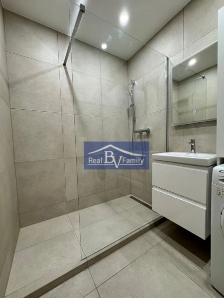 PRENAJATÉ - PRENÁJOM, ŠALVIOVÁ, RUŽINOV - 3 IZBOVÝ BYT - Kúpeľňa v 3-izbovom byte s walk-in sprchou, zrkadlom a umývadlom.