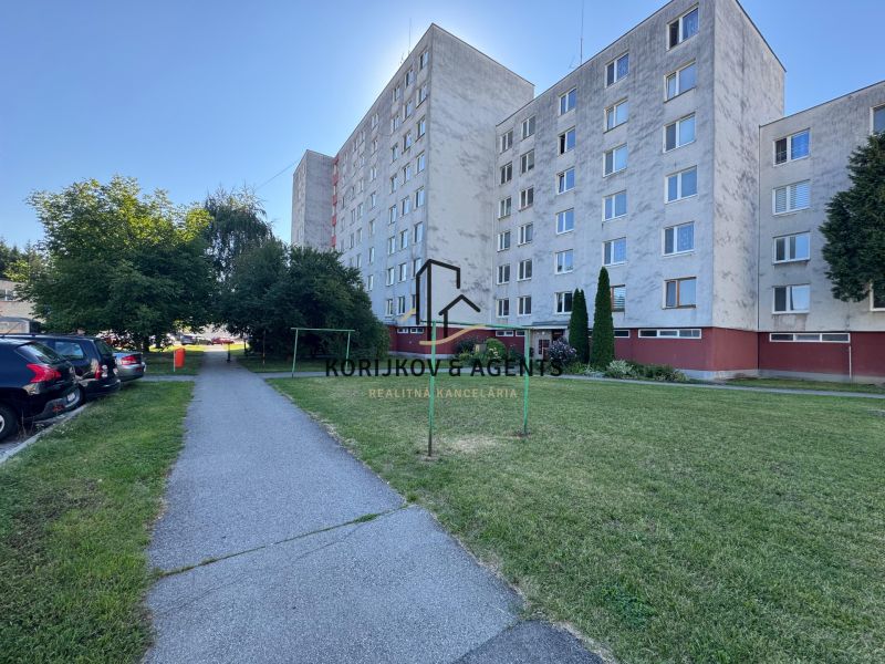 PRENÁJOM, 3 izbový byt na Laboreckej, sídlisko III, Humenné - Bytový dom na Laboreckej ulici v Humennom s viacerými parkovanými autami.