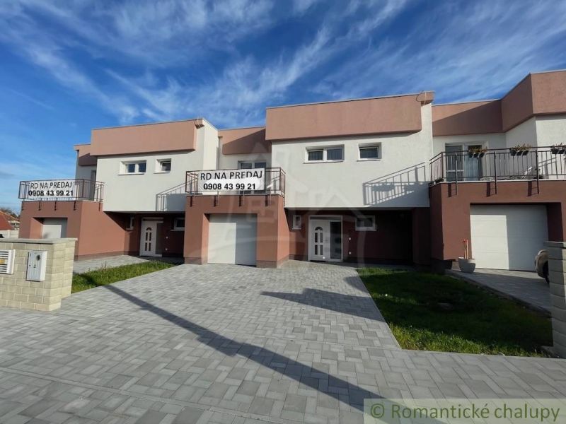 Novostavba štvorizbového rodinného domu s garážou v radovej zástavbe v