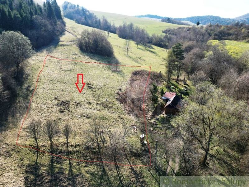 Väčší stavebný pozemok v tichom horskom prostredí pod horou nad obcou