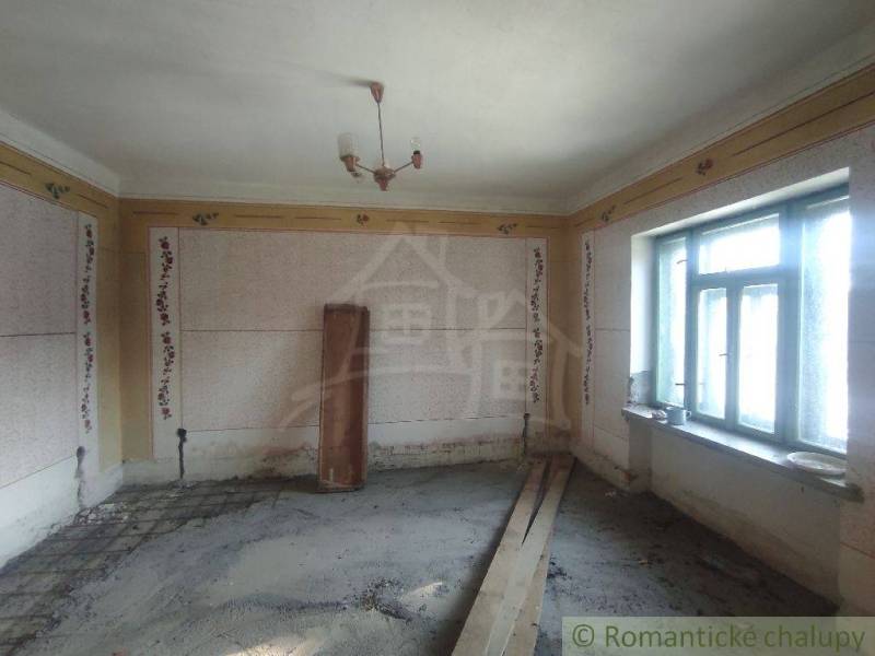 NOVÁ NIŽŠIA CENA ! Priestranný rodinný dom v pôvodnom stave v malej de - Neukončená rekonštrukcia v rodinnom dome s dekoratívnymi stenami a veľkým oknom.