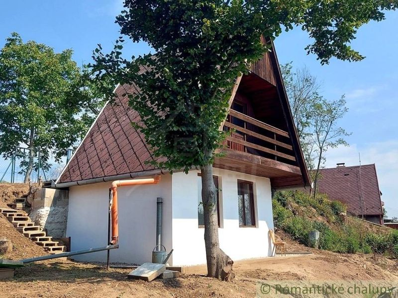 Poschodová chatka s pivnicou a krásnym výhľadom pri Hrone neďaleko ter